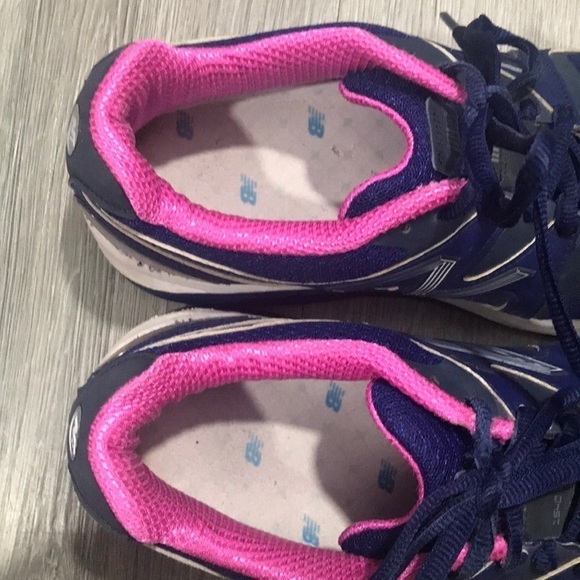 New Balance Performance/Motion Control Runners. Size 8.5 - Picture 9 of 10